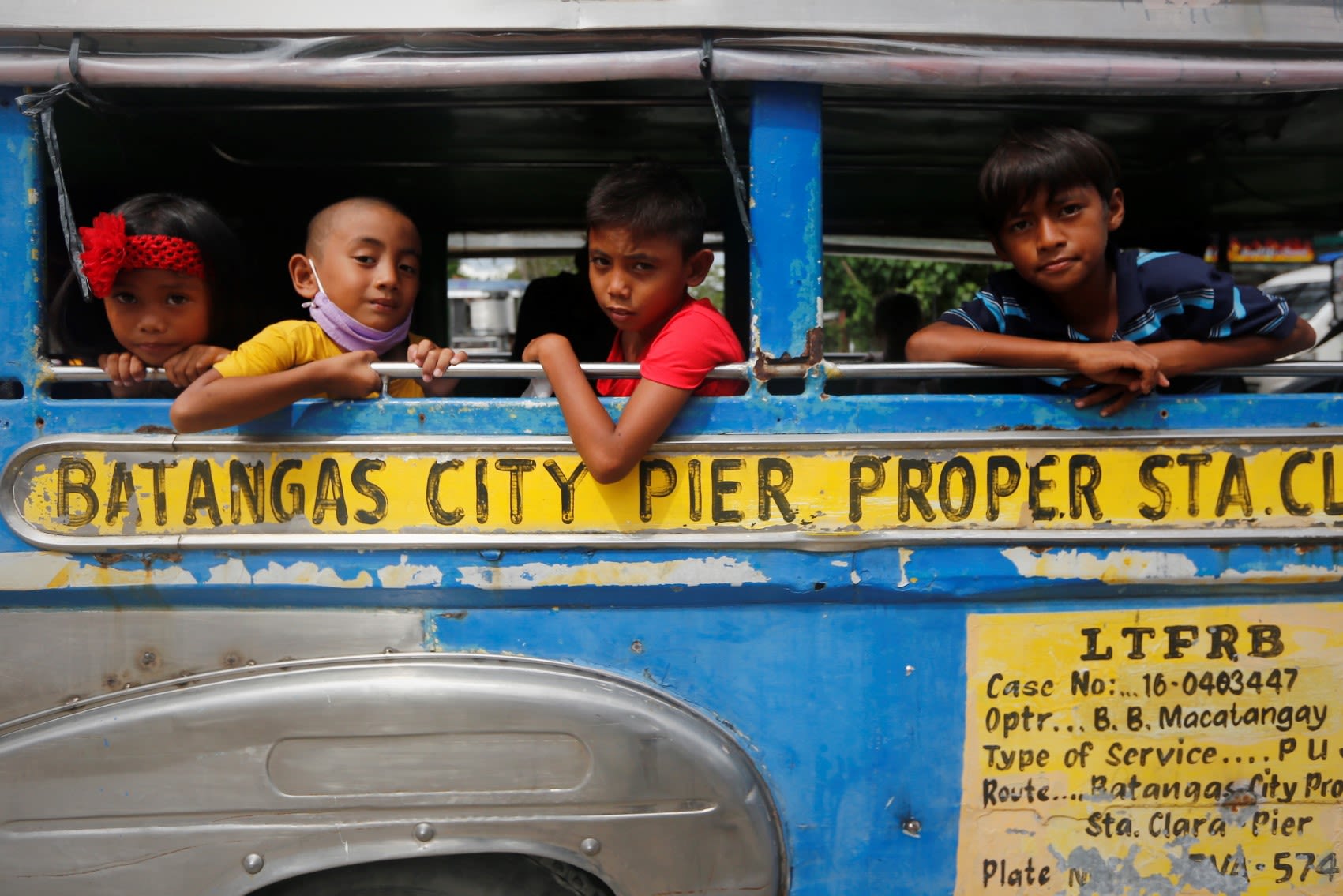 Children watch the concert from their vehicle. (Photo by Jimmy A Domingo)